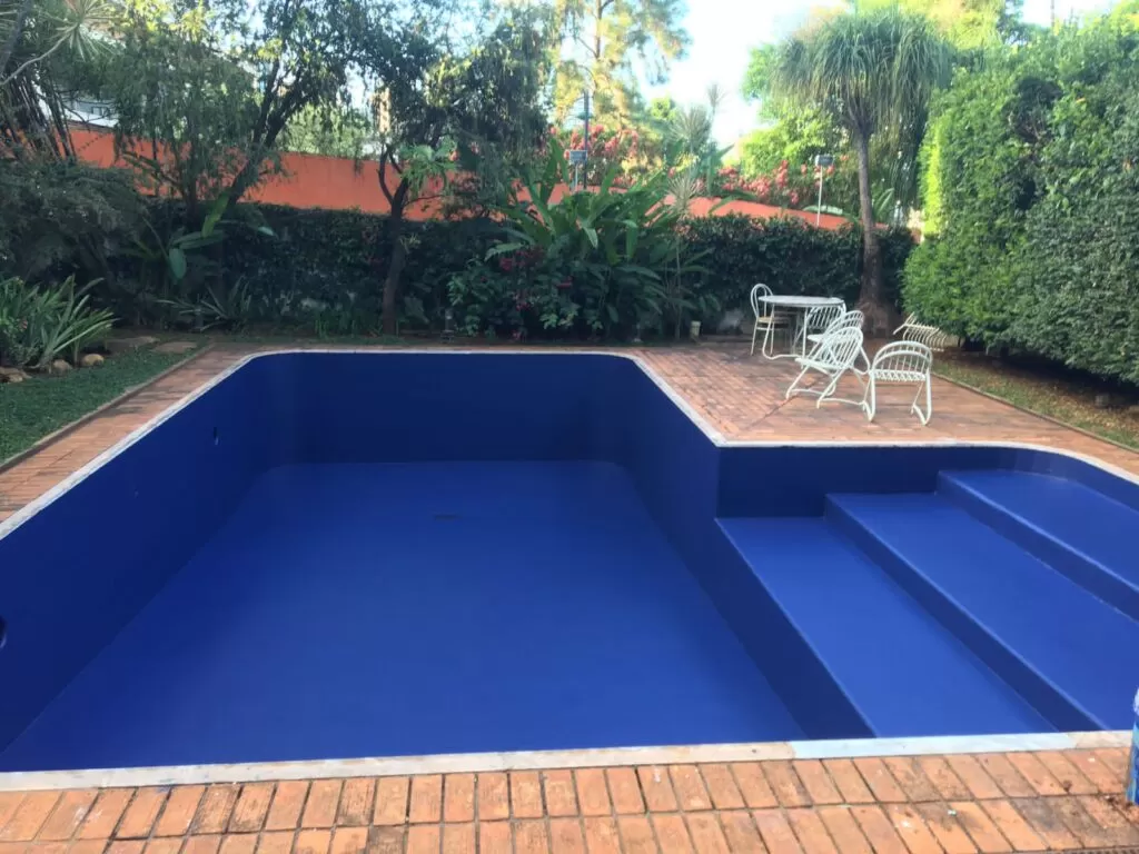 Piscina residencial após serviço de impermeabilização