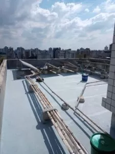 Laje de cobertura de edifício com manta de impermeabilização aplicada