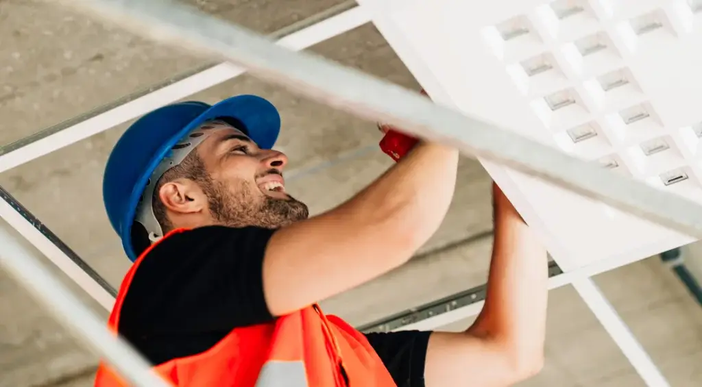 homem dando manutenção em um prédio